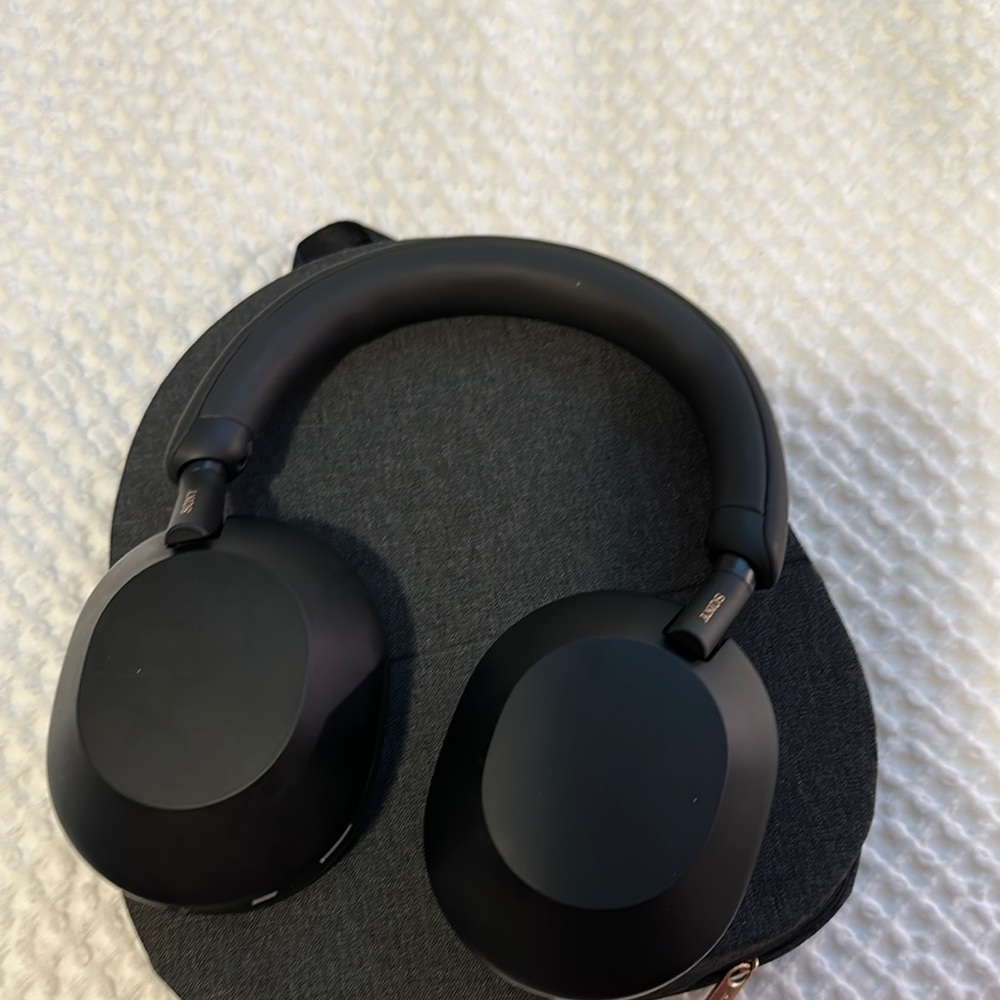 Sony WH-1000XM5 black headphones